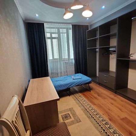 Комната В 4Х Комнатной Квартире Alma-Ata Buitenkant foto