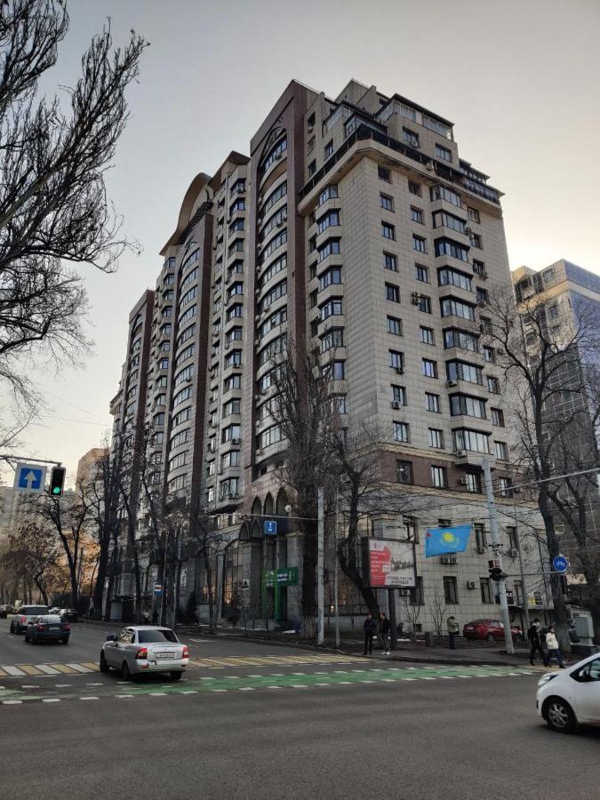 Комната В 4Х Комнатной Квартире Alma-Ata Buitenkant foto